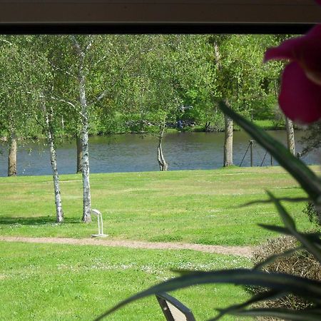 Logis Hotel Val De Vienne Le Vigeant Esterno foto