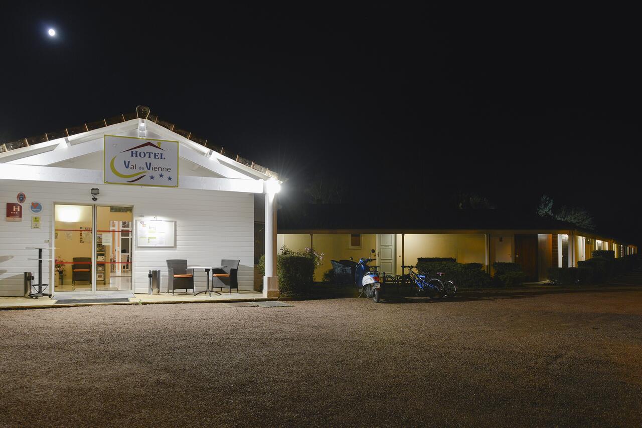 Logis Hotel Val De Vienne Le Vigeant Esterno foto