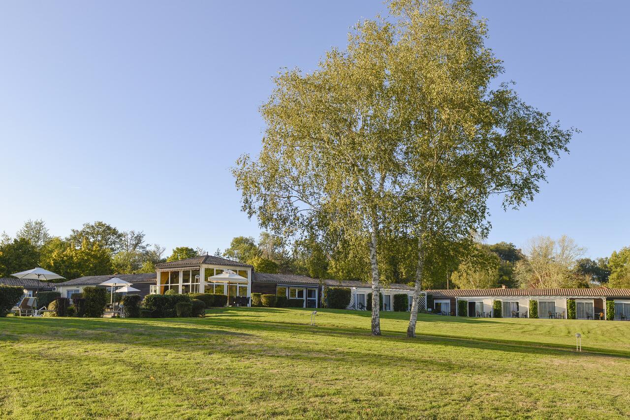 Logis Hotel Val De Vienne Le Vigeant Esterno foto