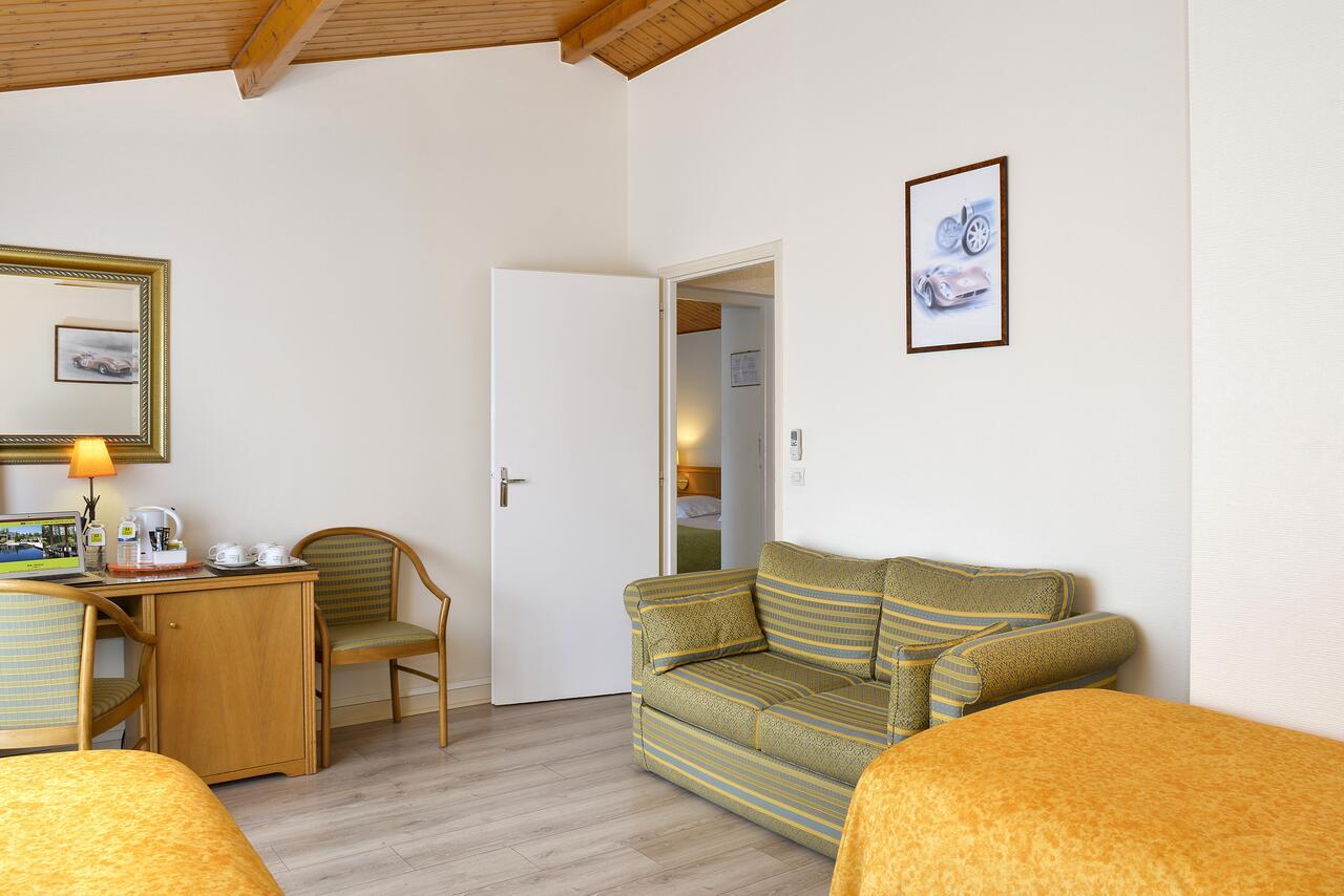 Logis Hotel Val De Vienne Le Vigeant Esterno foto
