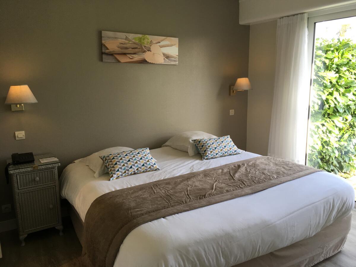 Logis Hotel Val De Vienne Le Vigeant Esterno foto
