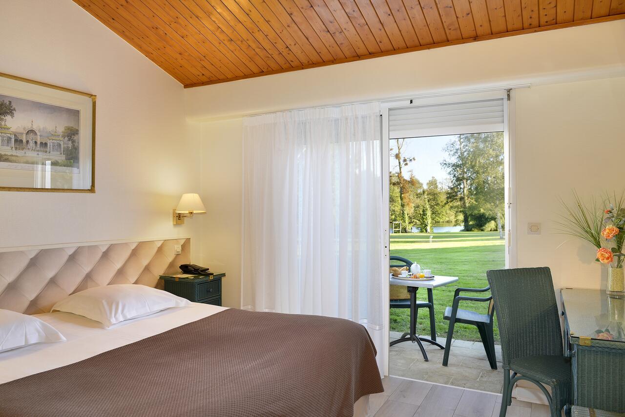 Logis Hotel Val De Vienne Le Vigeant Esterno foto