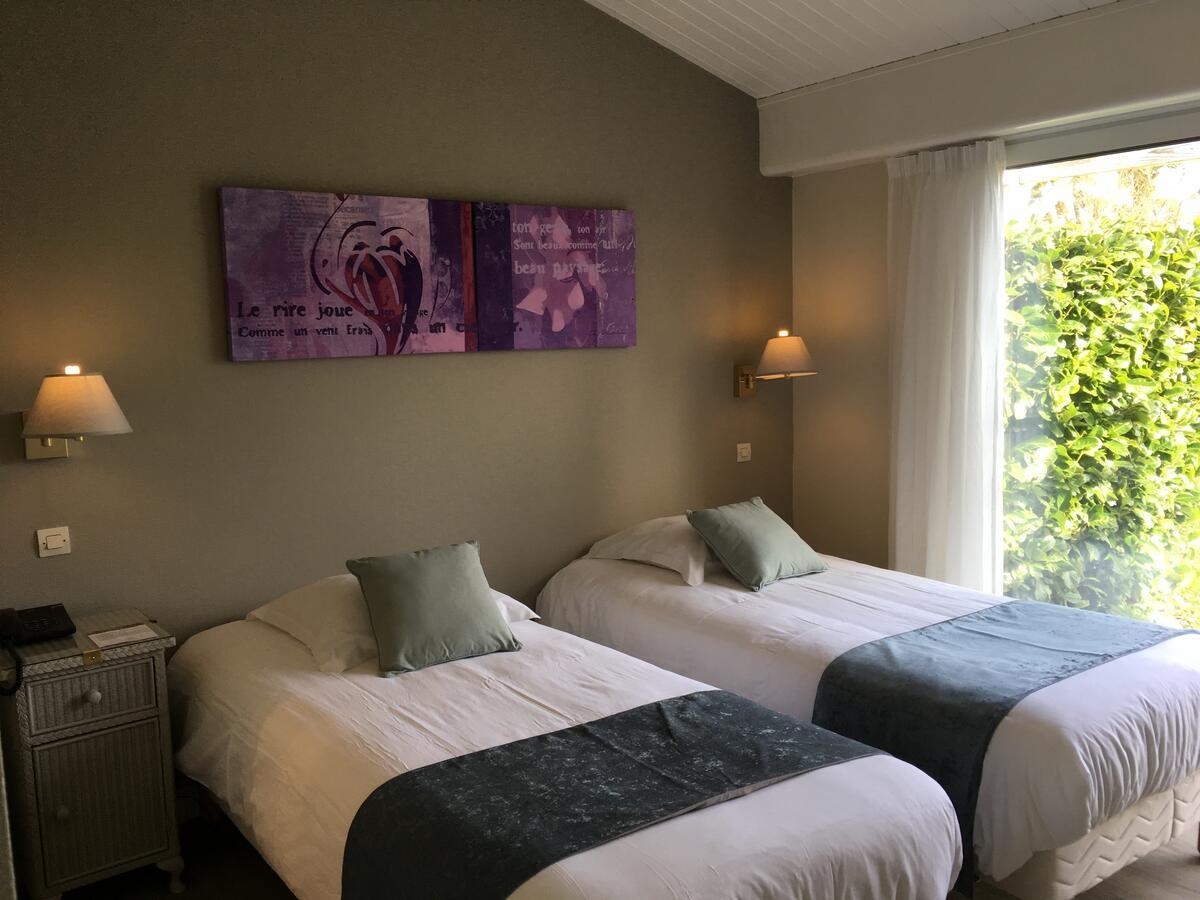 Logis Hotel Val De Vienne Le Vigeant Esterno foto