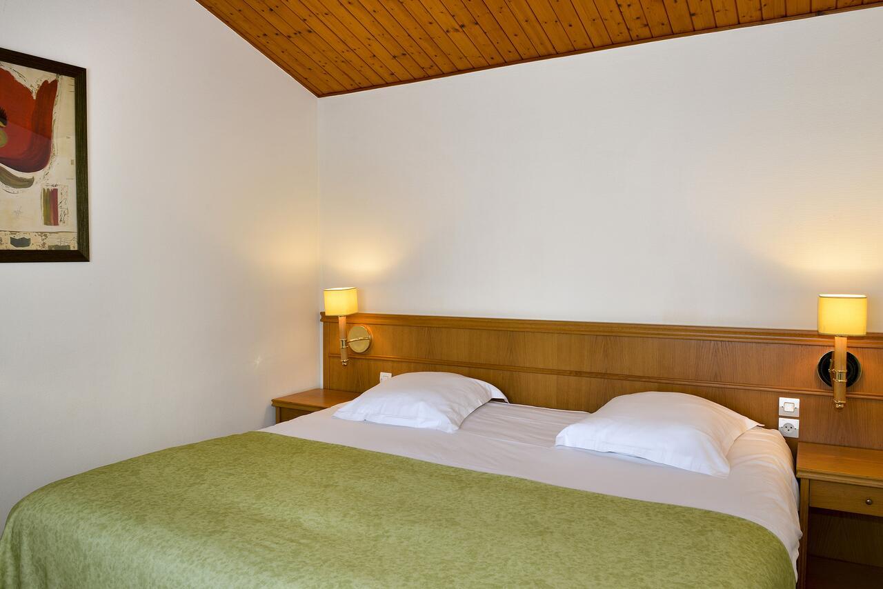Logis Hotel Val De Vienne Le Vigeant Esterno foto