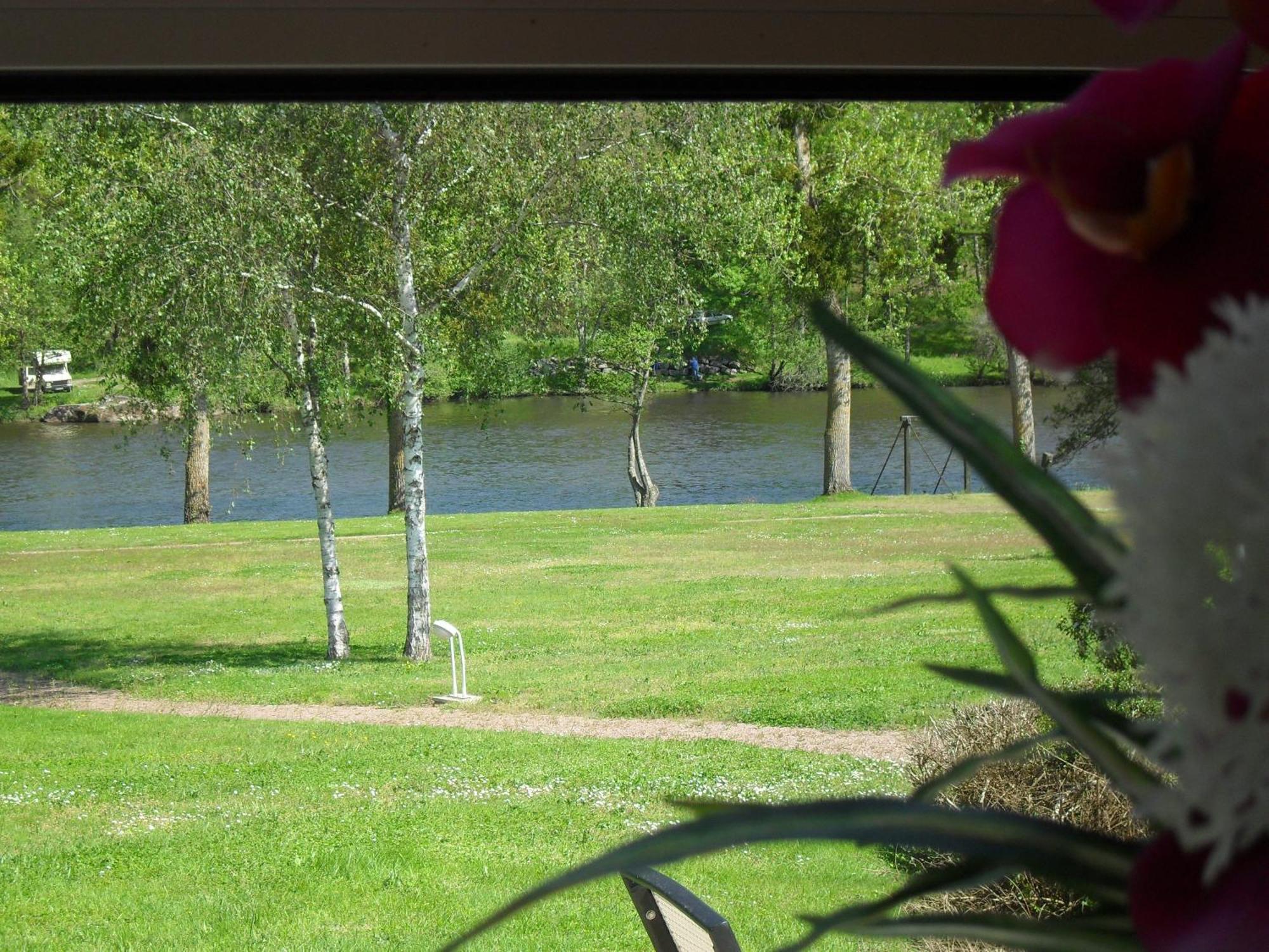 Logis Hotel Val De Vienne Le Vigeant Esterno foto