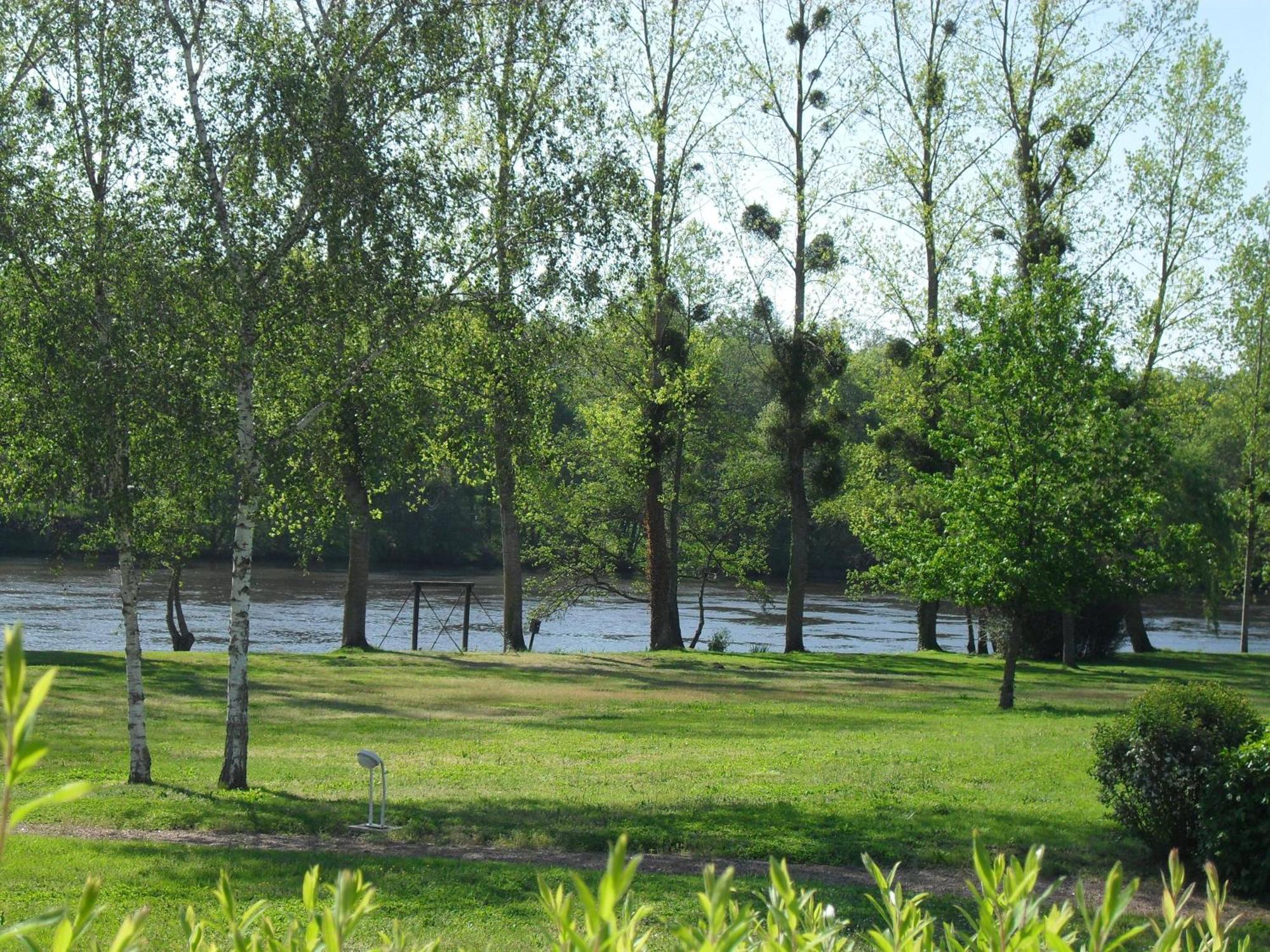 Logis Hotel Val De Vienne Le Vigeant Esterno foto