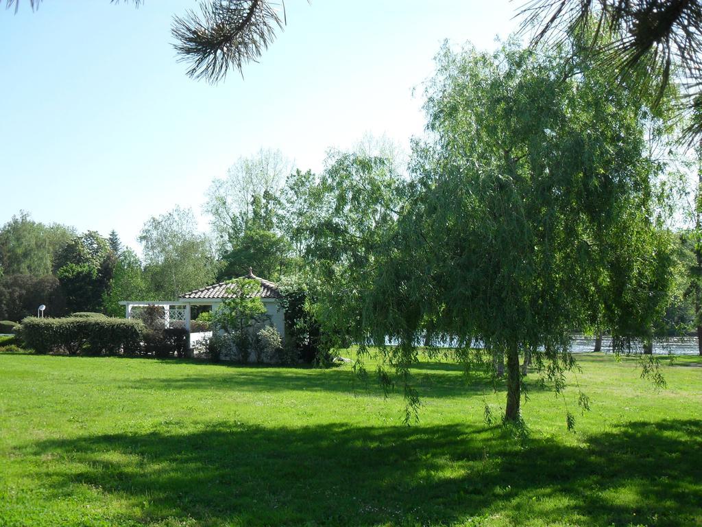Logis Hotel Val De Vienne Le Vigeant Esterno foto