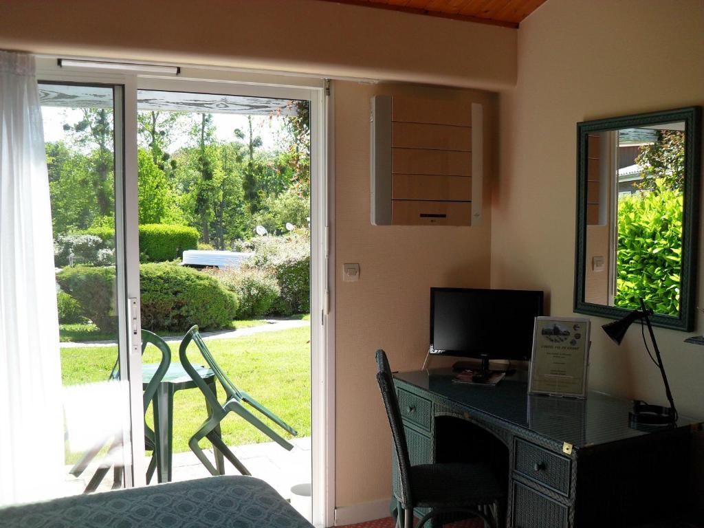 Logis Hotel Val De Vienne Le Vigeant Esterno foto