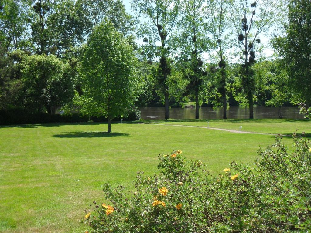 Logis Hotel Val De Vienne Le Vigeant Esterno foto