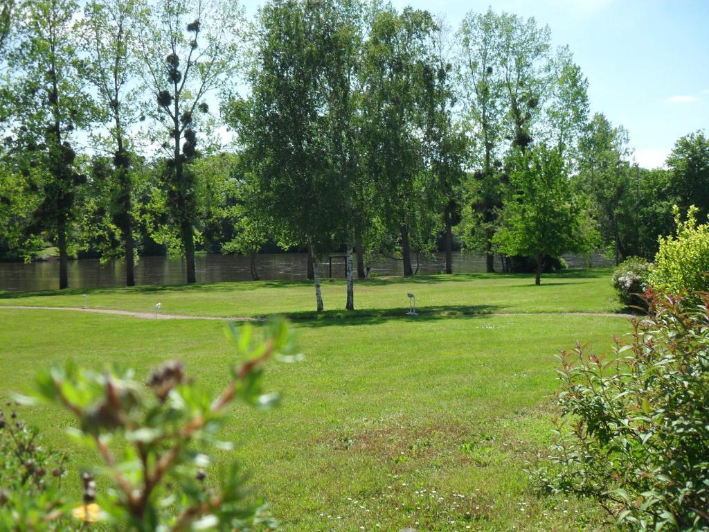 Logis Hotel Val De Vienne Le Vigeant Esterno foto