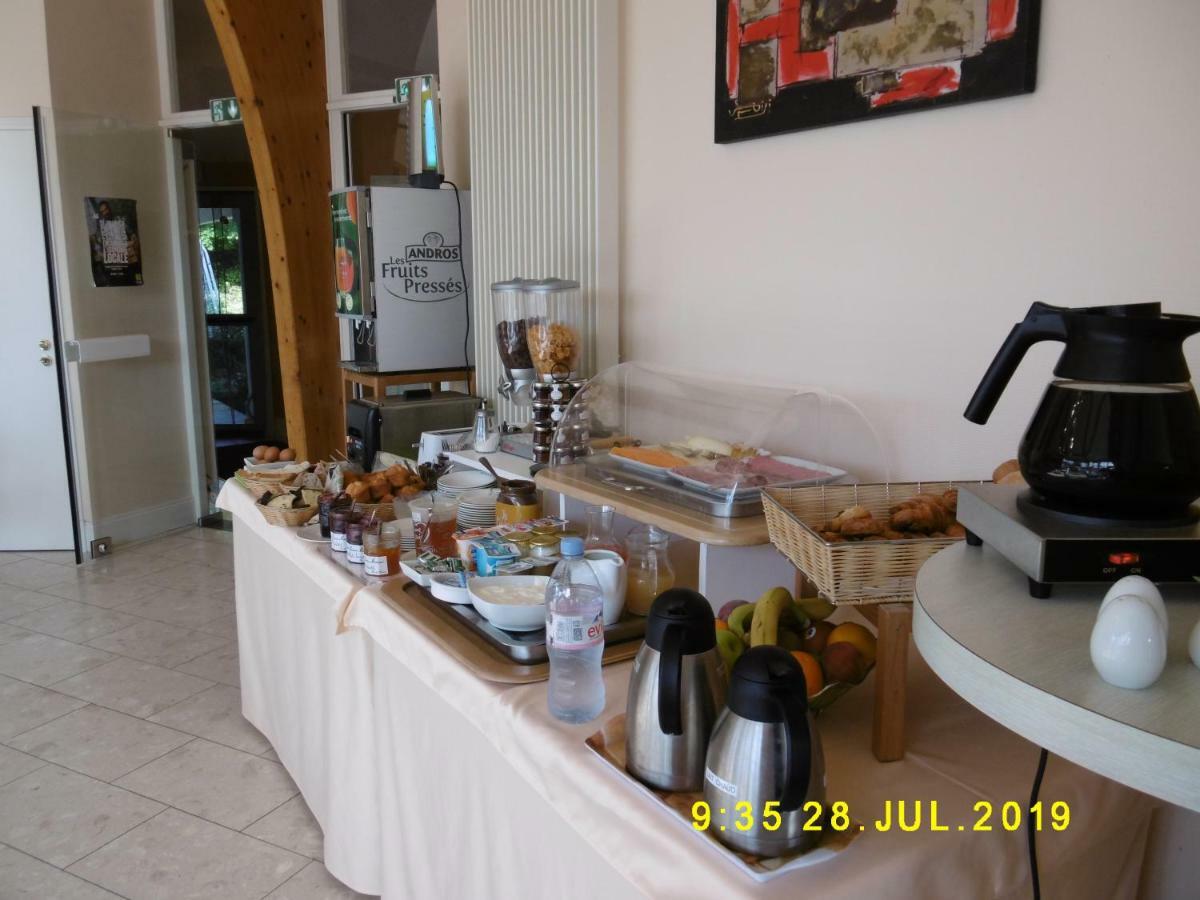 Logis Hotel Val De Vienne Le Vigeant Esterno foto