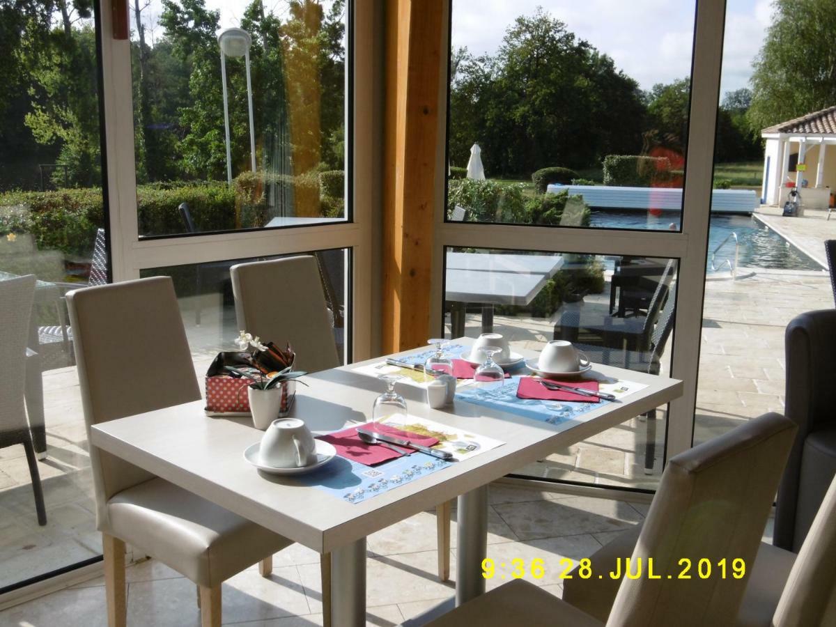 Logis Hotel Val De Vienne Le Vigeant Esterno foto