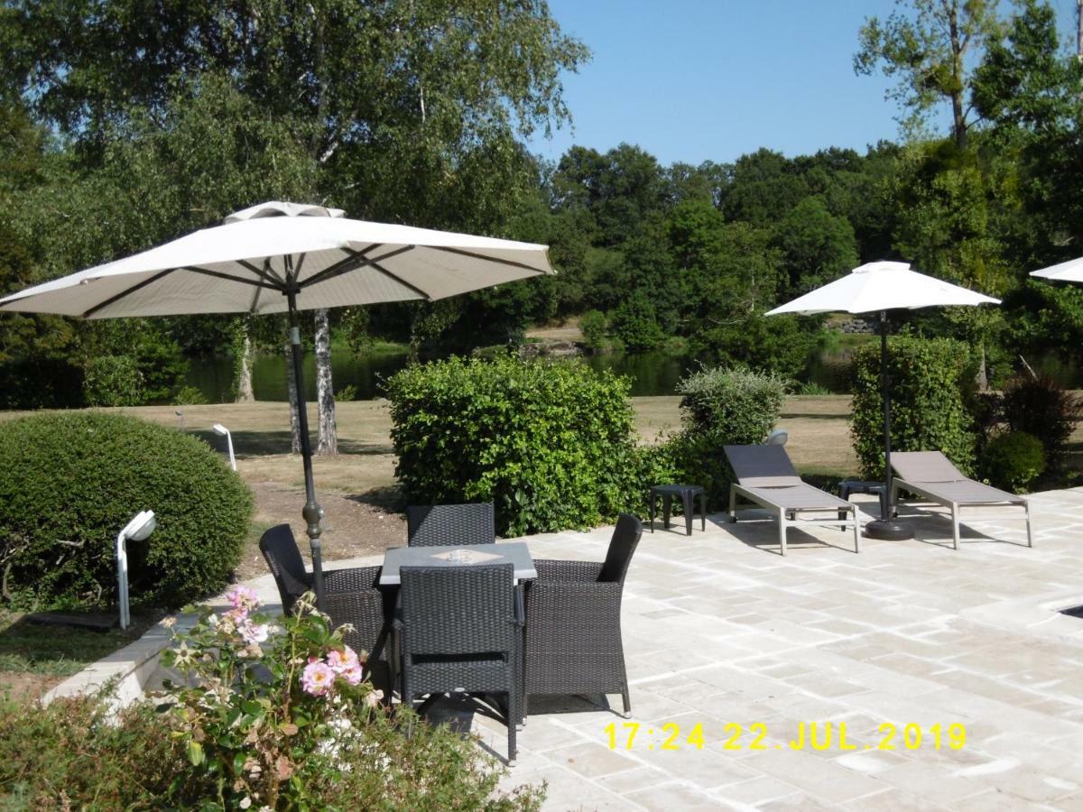 Logis Hotel Val De Vienne Le Vigeant Esterno foto