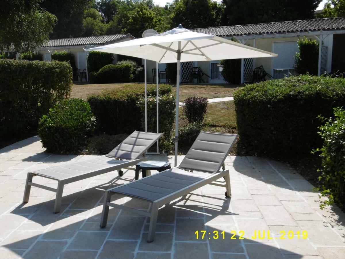 Logis Hotel Val De Vienne Le Vigeant Esterno foto