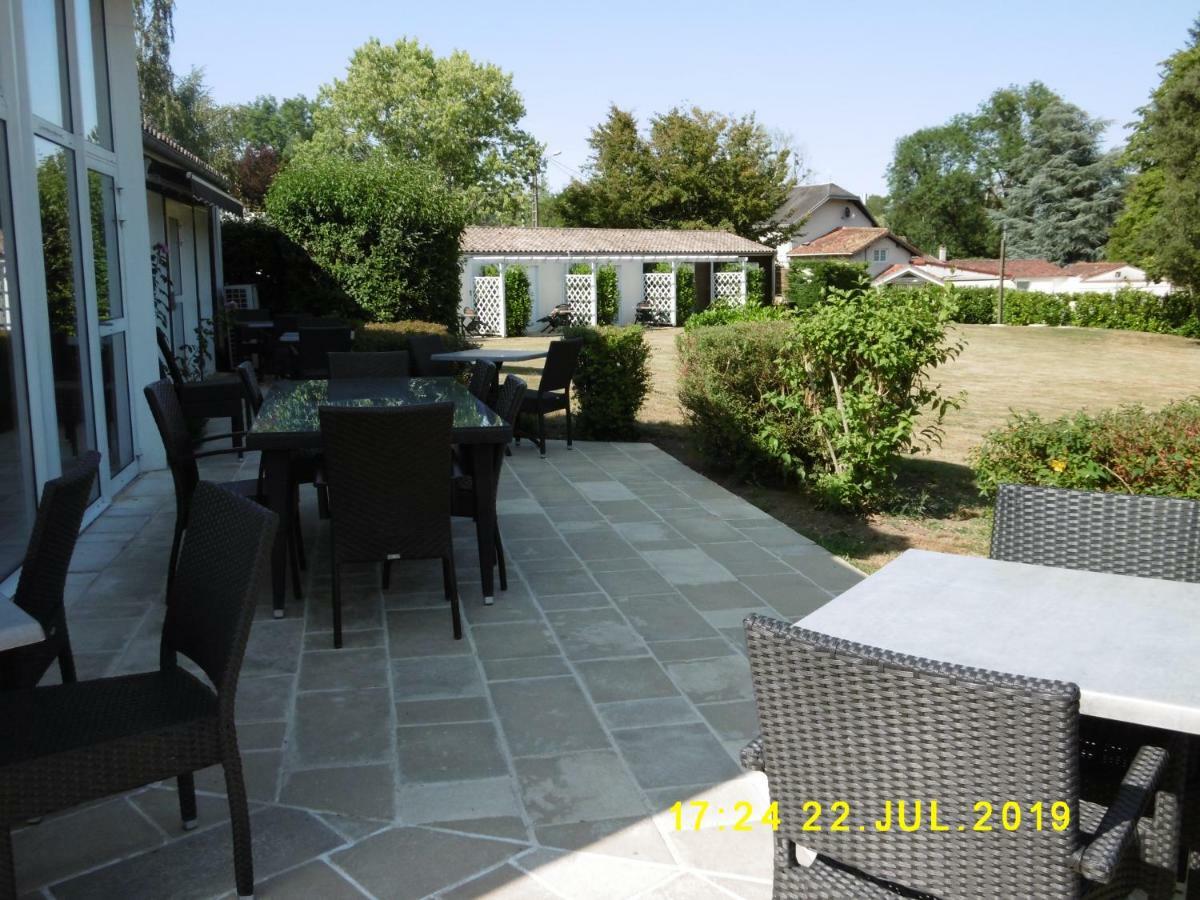 Logis Hotel Val De Vienne Le Vigeant Esterno foto