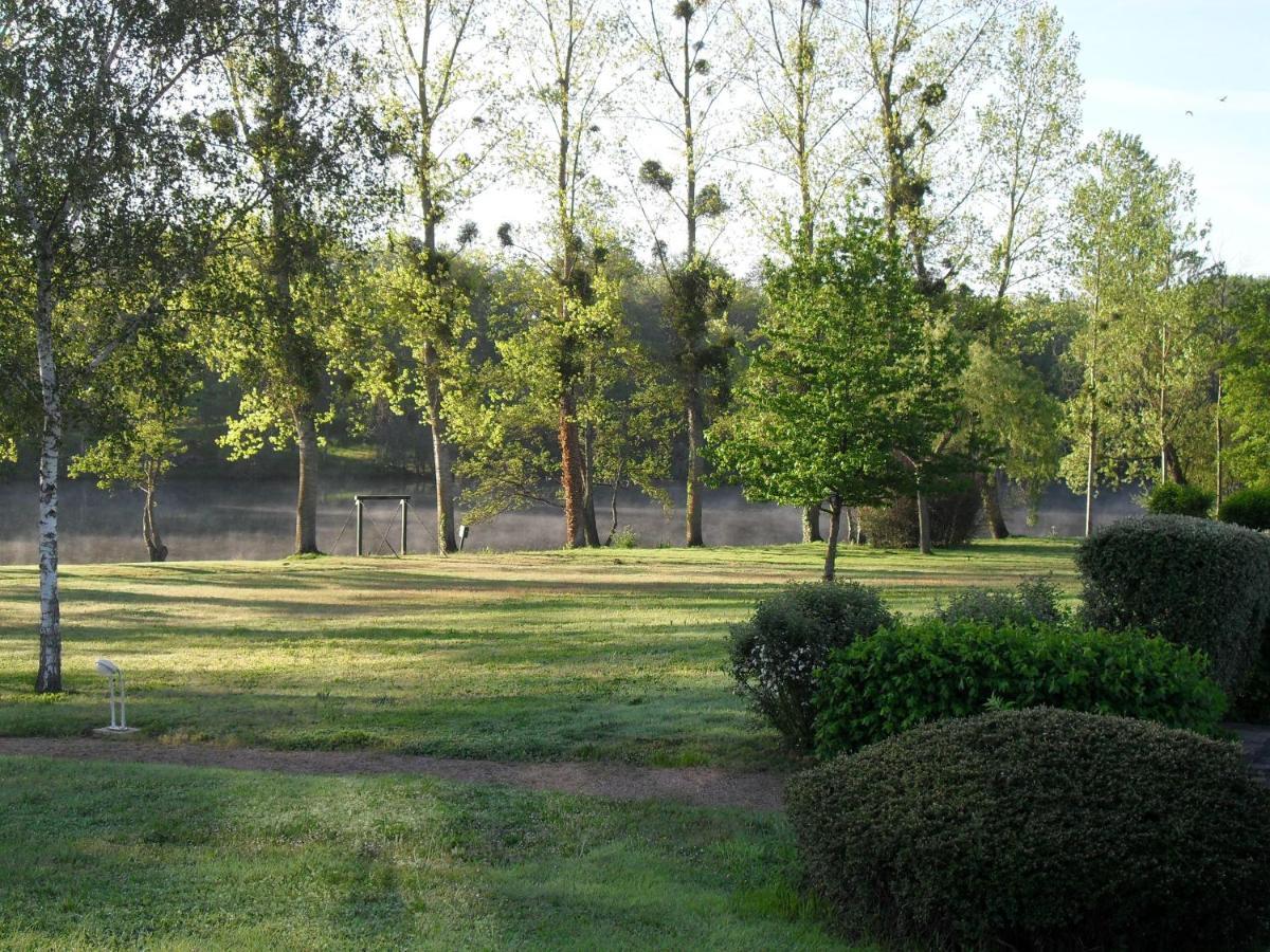 Logis Hotel Val De Vienne Le Vigeant Esterno foto