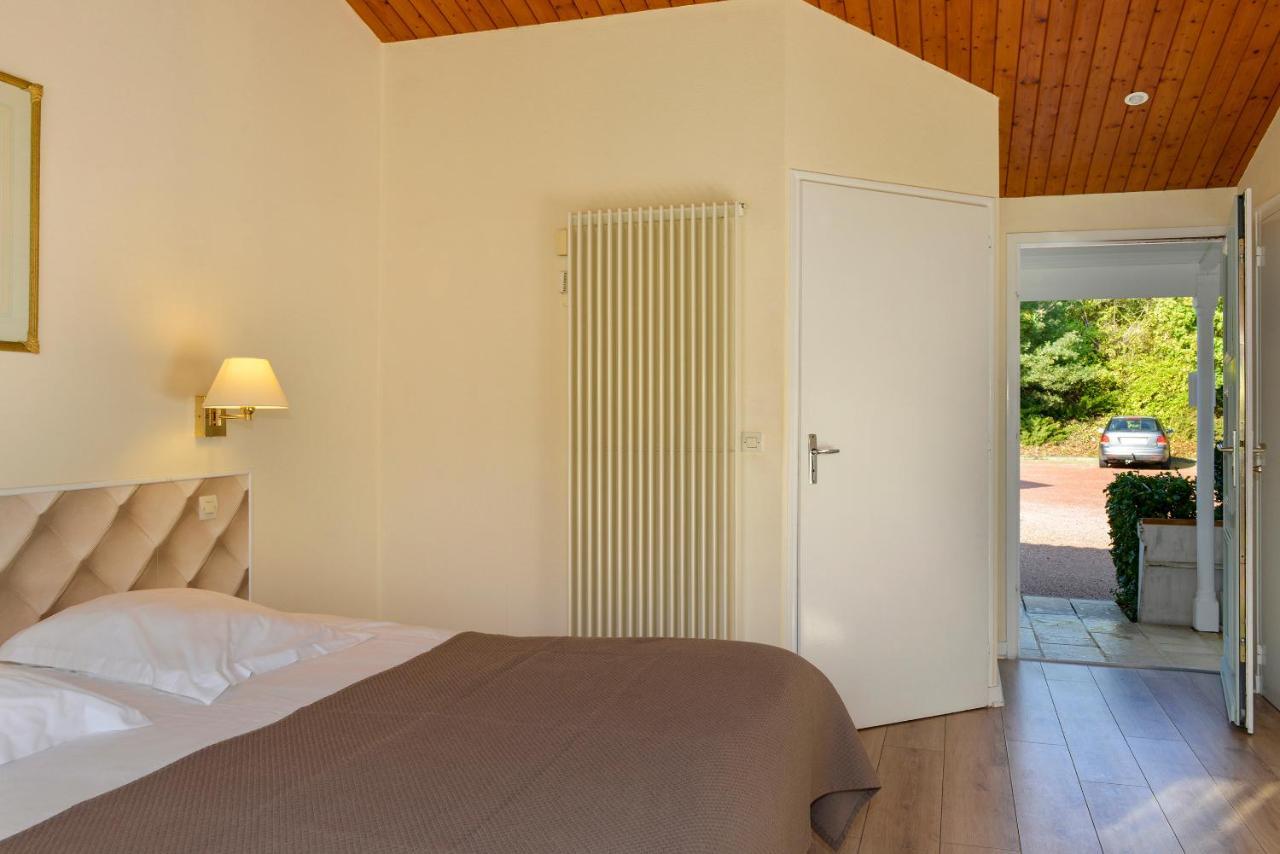 Logis Hotel Val De Vienne Le Vigeant Esterno foto