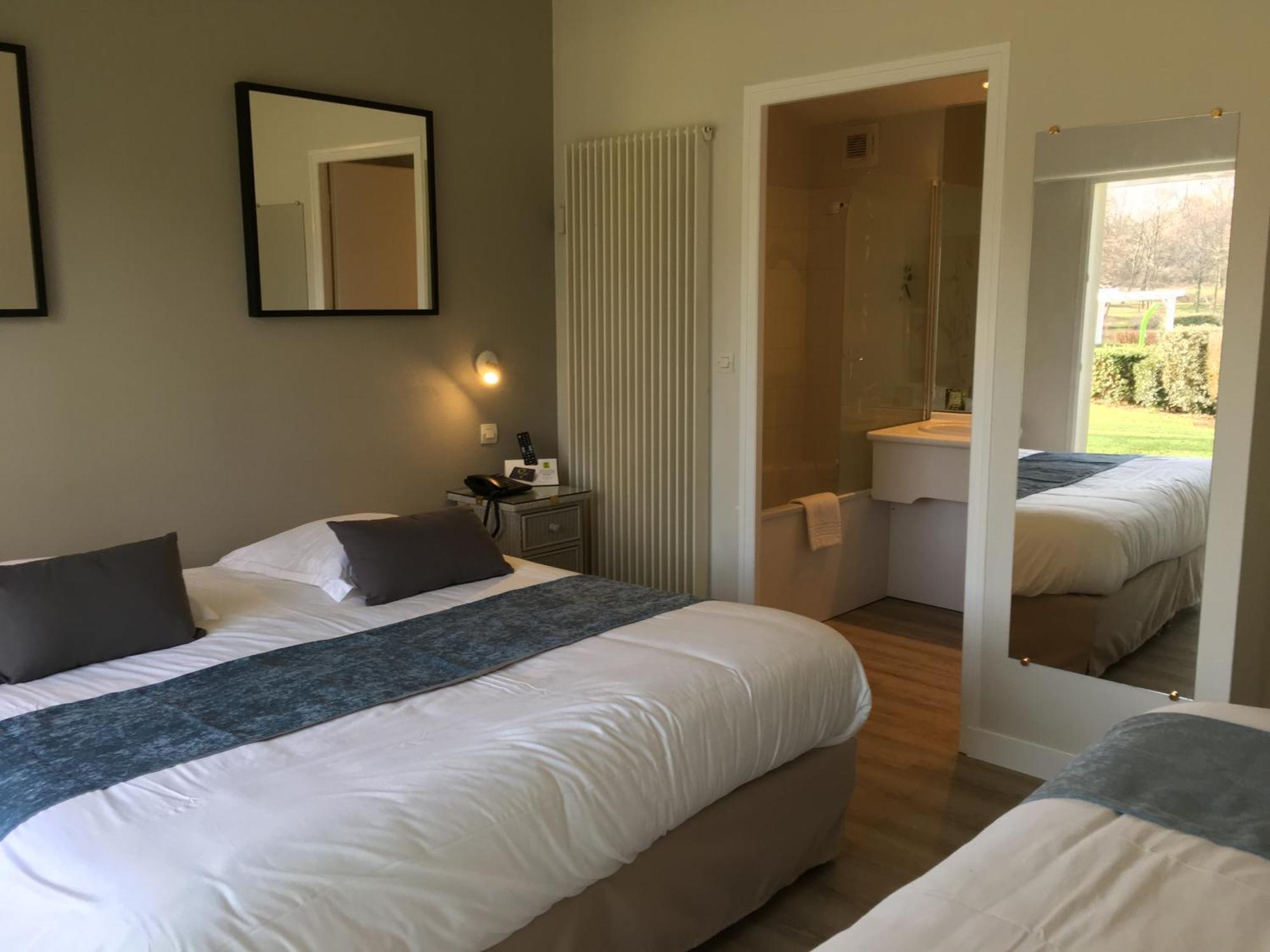 Logis Hotel Val De Vienne Le Vigeant Esterno foto